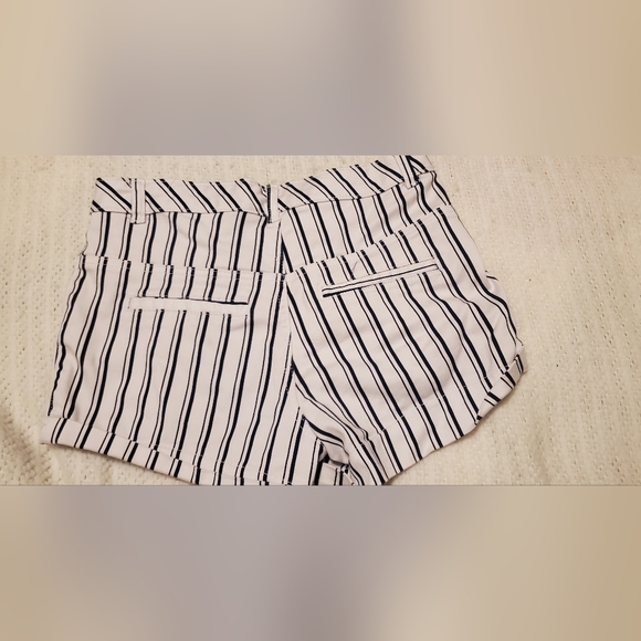 Shorts blue/white stripe Rue 21 size 5/6 - Picture 2 of 3